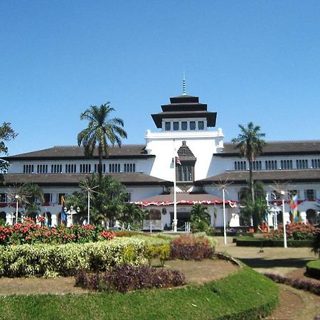 Bantal Guling Alun Alun Bandung Hotel Exterior foto